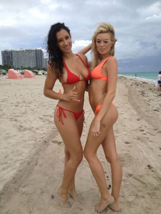 Cute Girls in Bikinis (30 pics)