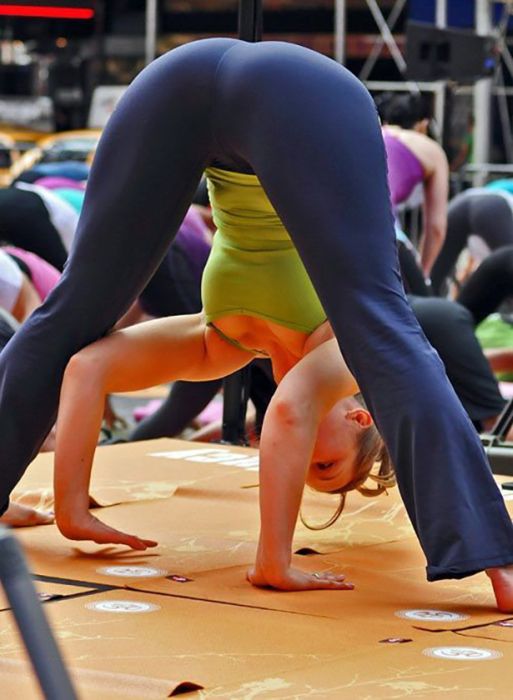 Girls in Yoga Pants. Part 6 (47 pics)
