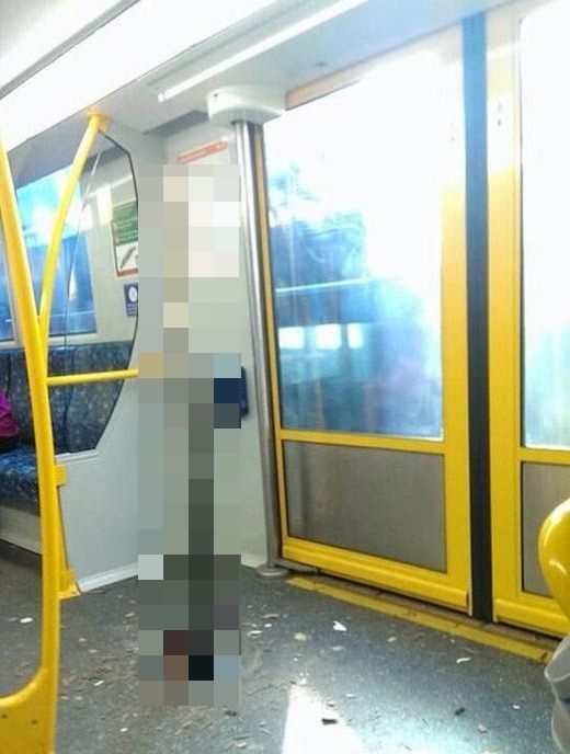 Accident in Australian Subway (3 pics)