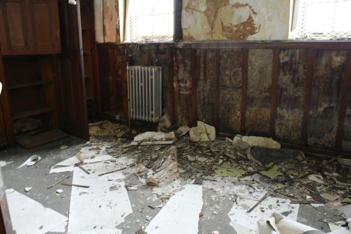 Very Interesting Abandoned Building (75 pics)