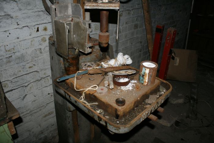 Very Interesting Abandoned Building (75 pics)