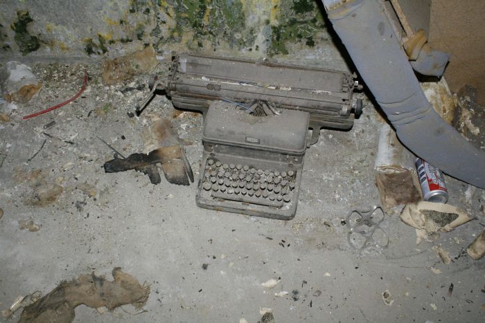 Very Interesting Abandoned Building (75 pics)