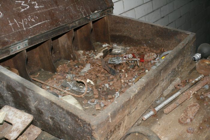 Very Interesting Abandoned Building (75 pics)