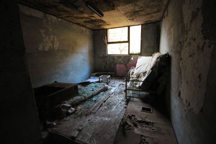 Abandoned Mental Hospital (24 pics)