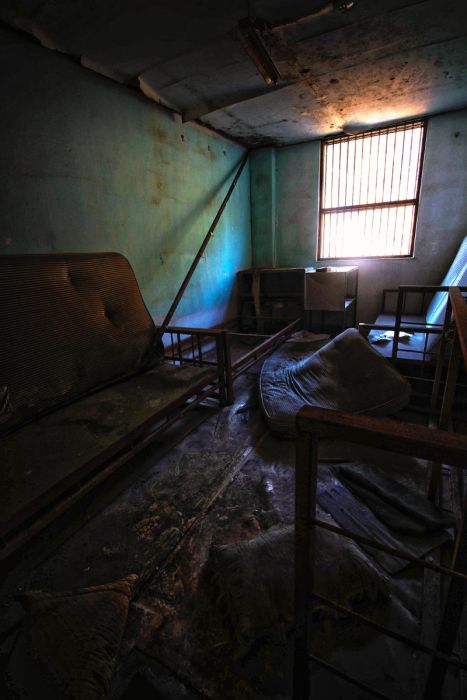 Abandoned Mental Hospital (24 pics)