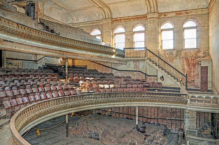 Abandoned Opera House (22 pics)