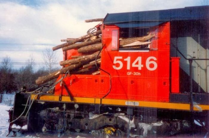Train vs Log Truck (5 pics)