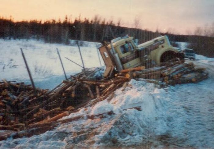 Train vs Log Truck (5 pics)