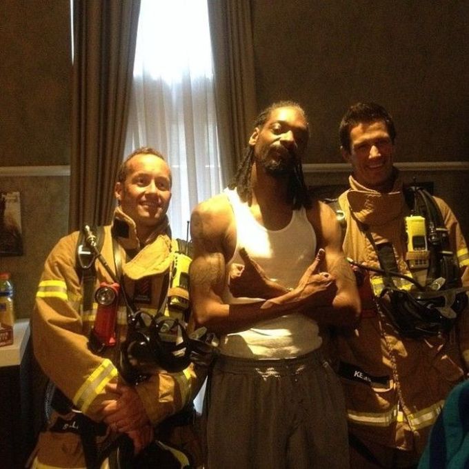 Snoop Dogg and Firefighters (7 pics)