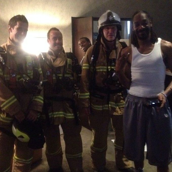 Snoop Dogg and Firefighters (7 pics)