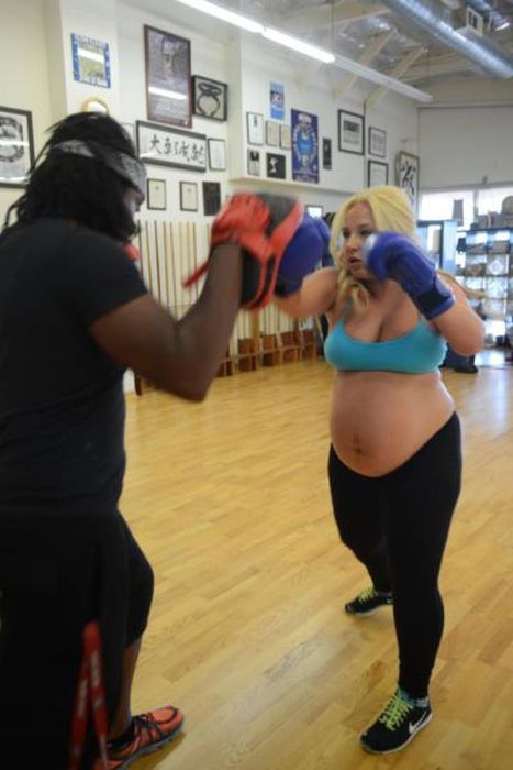 Pregnant Kickboxer (22 pics)