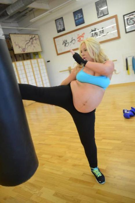 Pregnant Kickboxer (22 pics)