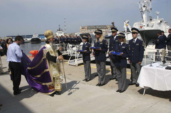 Romanian Priests Bless Just About Everything (20 pics)