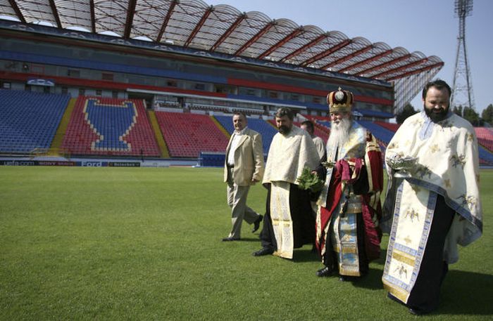 Romanian Priests Bless Just About Everything (20 pics)