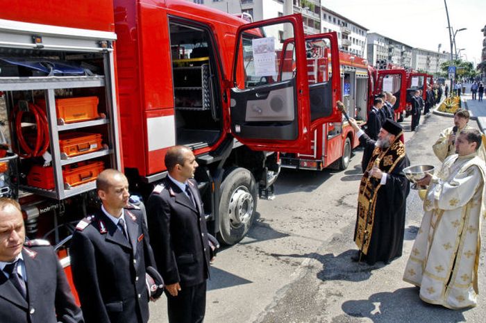 Romanian Priests Bless Just About Everything (20 pics)