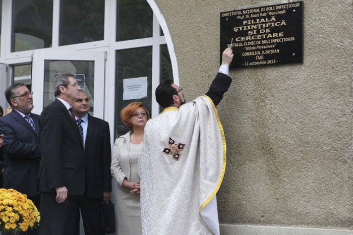 Romanian Priests Bless Just About Everything (20 pics)