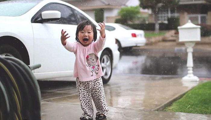 Little Girl Sees Rain for the First Time (6 pics)