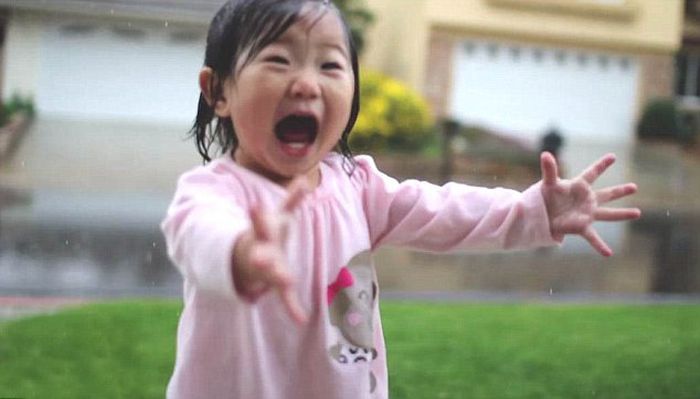 Little Girl Sees Rain for the First Time (6 pics)