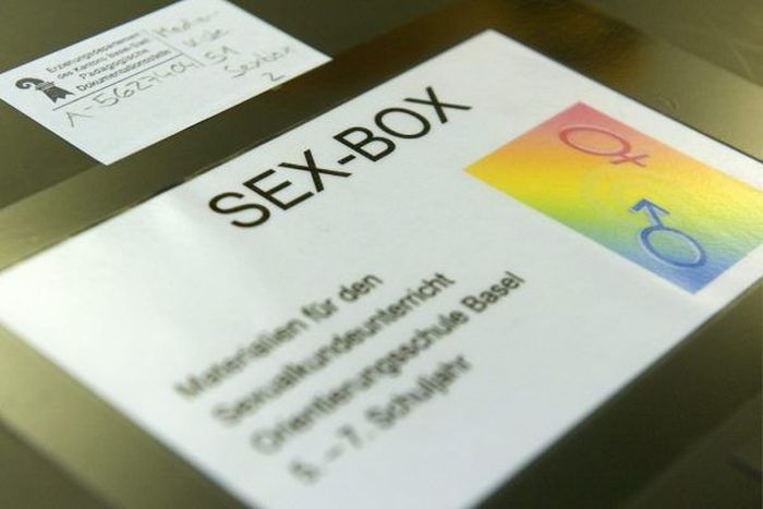 Sex Box for Swiss Kids (7 pics)