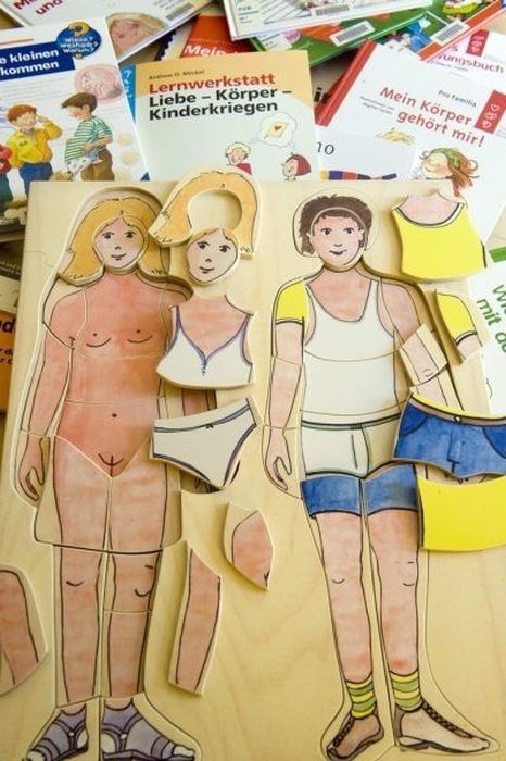 Sex Box for Swiss Kids (7 pics)