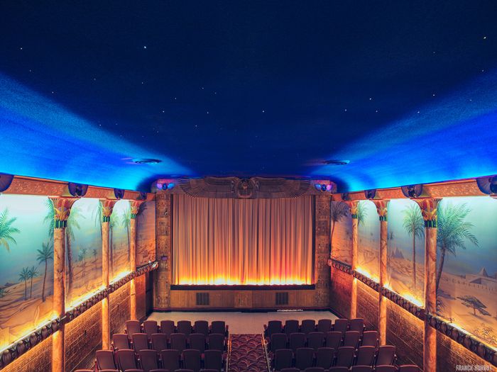 Inside the Empty Cinemas (21 pics)