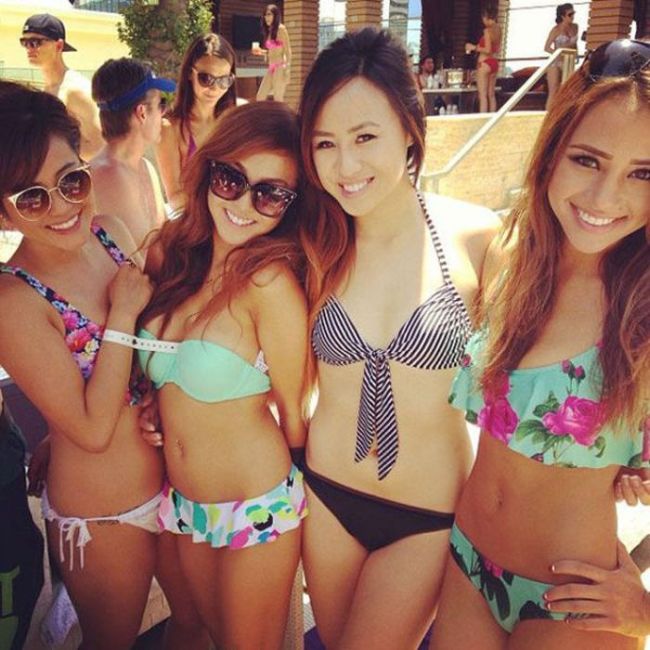 Bikini Girls, More Than One in Every Picture! (42 pics)