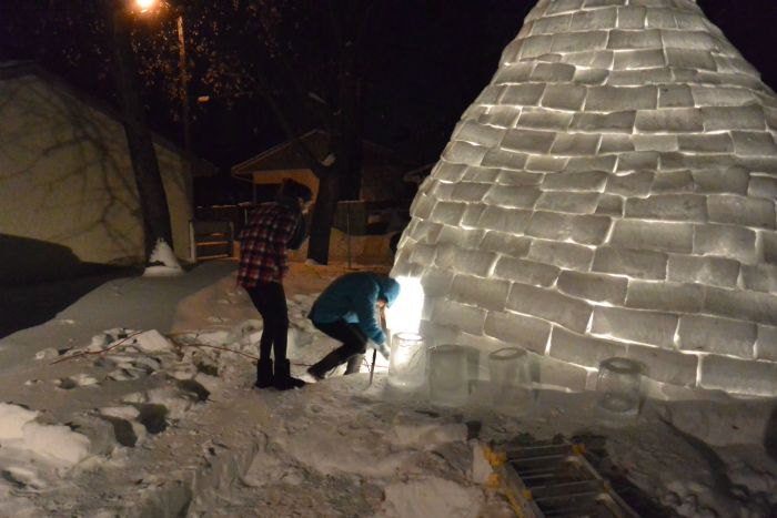 Guy Builds an Igloo in the Backyard (14 pics)