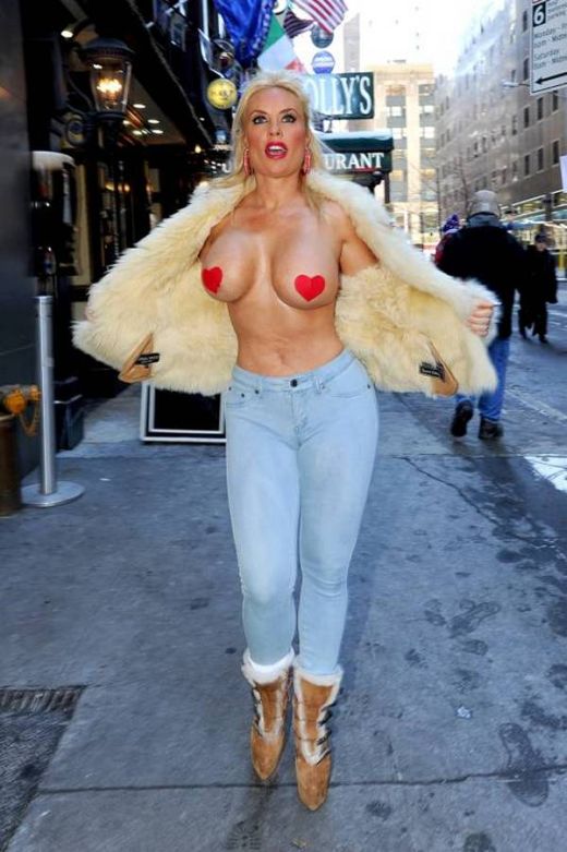 Coco Shows Her Boobs in the Street (6 pics)