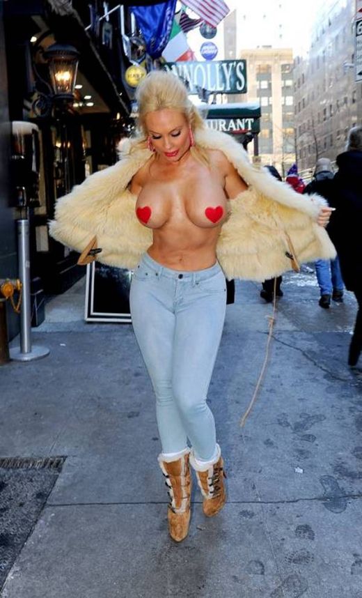 Coco Shows Her Boobs in the Street (6 pics)