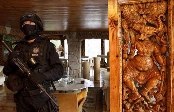 Mexican Drug Lord's House (23 pics)