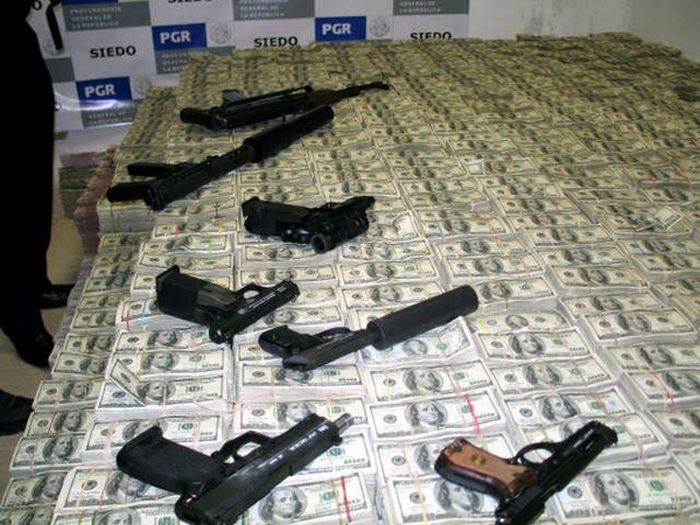 Mexican Drug Lord's House (23 pics)