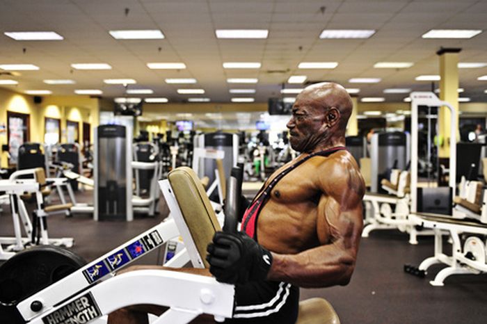 70-Year-Old Bodybuilder (30 pics)