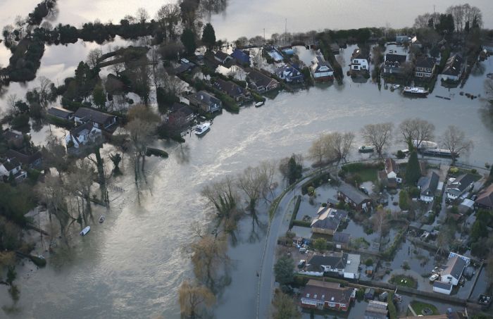 Thames Flooding (37 pics)