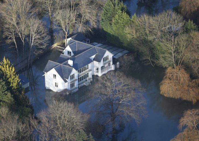 Thames Flooding (37 pics)