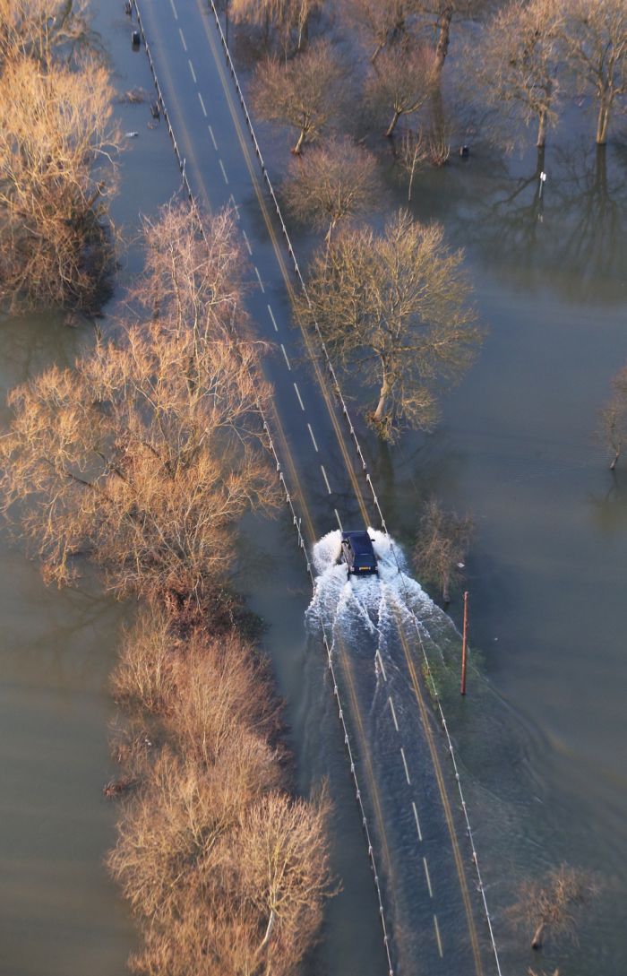 Thames Flooding (37 pics)