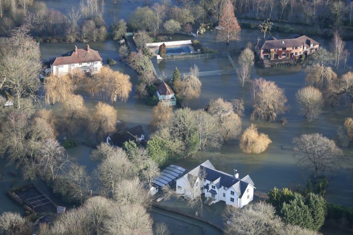 Thames Flooding (37 pics)