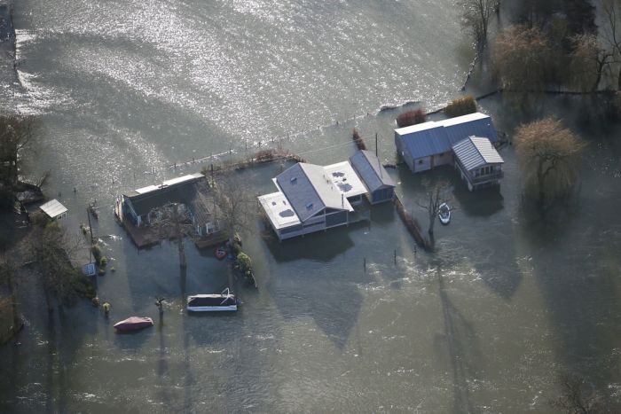 Thames Flooding (37 pics)