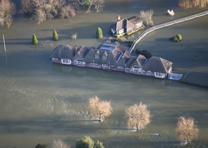 Thames Flooding (37 pics)