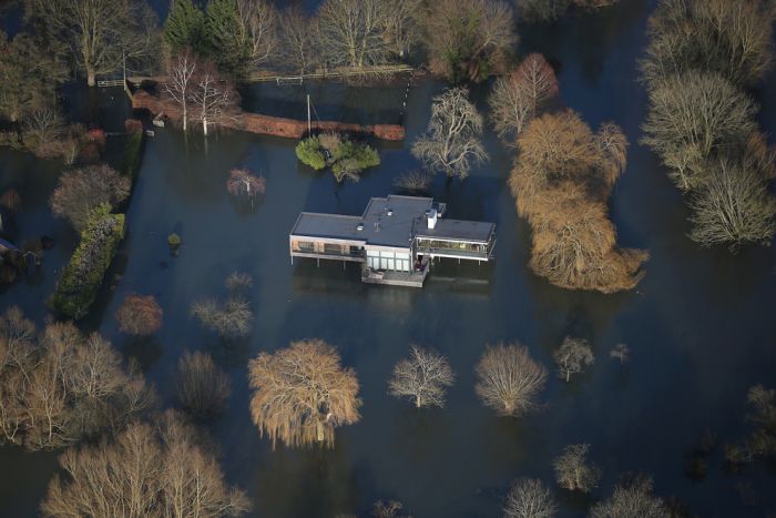 Thames Flooding (37 pics)