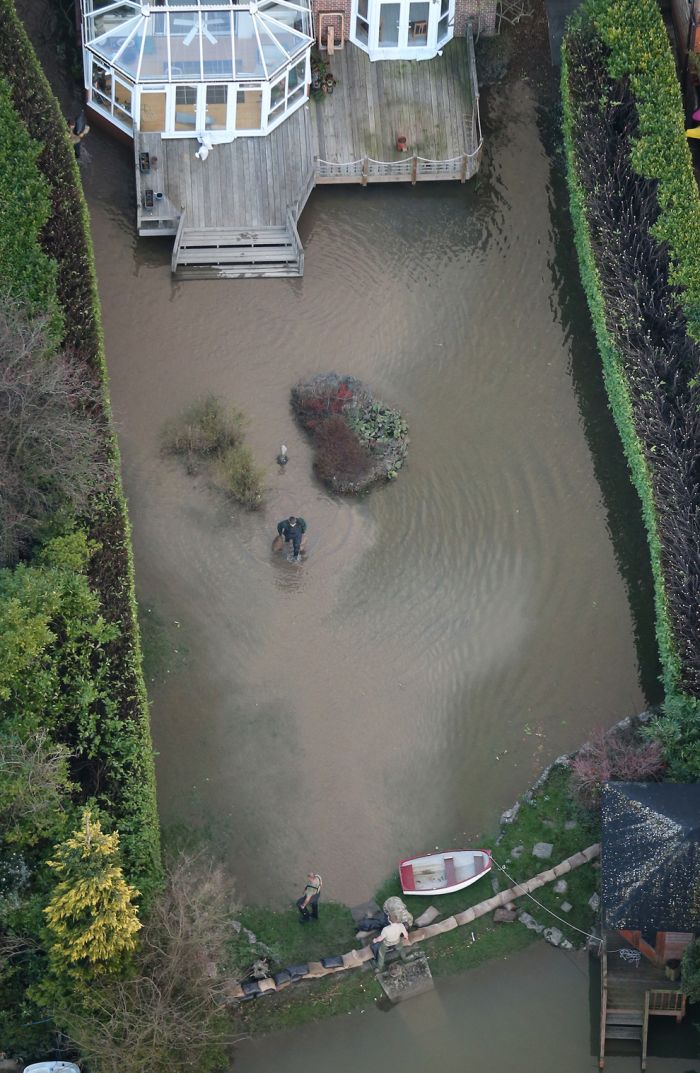 Thames Flooding (37 pics)