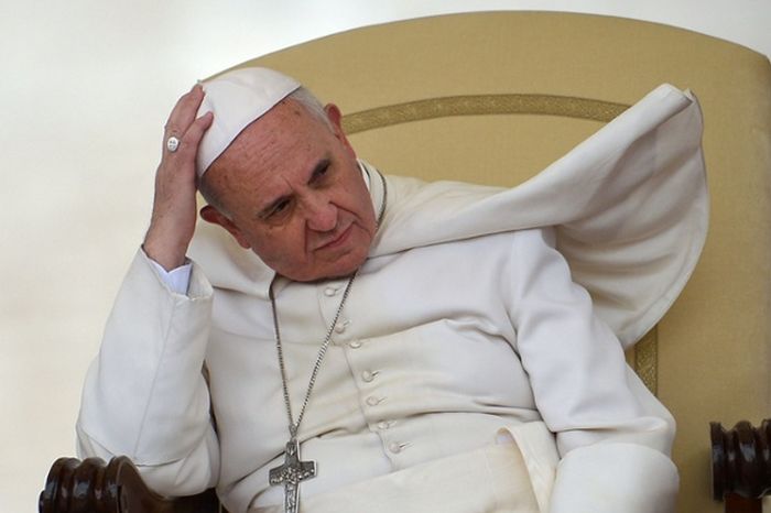 Pope Francis Doesn't Like Wind (6 pics)