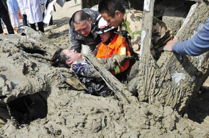 Chinese Woman Survives a Terrible Crash (9 pics)