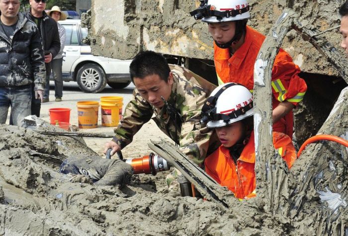 Chinese Woman Survives a Terrible Crash (9 pics)