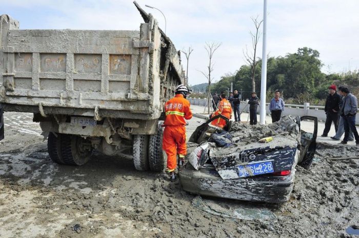 Chinese Woman Survives a Terrible Crash (9 pics)