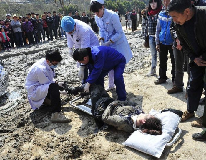 Chinese Woman Survives a Terrible Crash (9 pics)