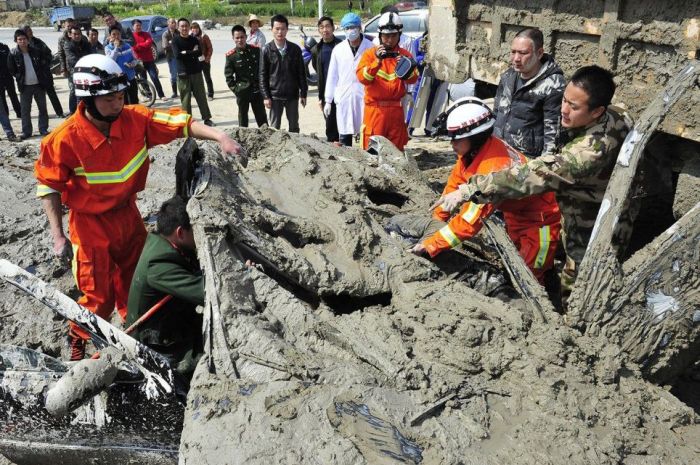 Chinese Woman Survives a Terrible Crash (9 pics)