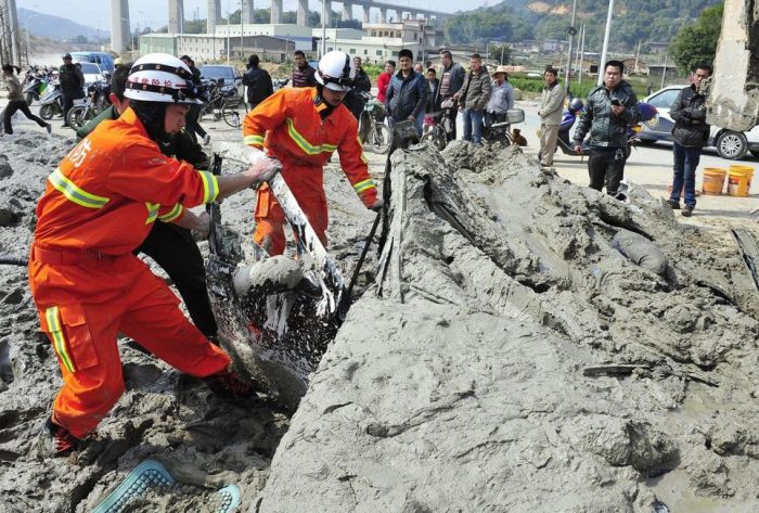 Chinese Woman Survives a Terrible Crash (9 pics)