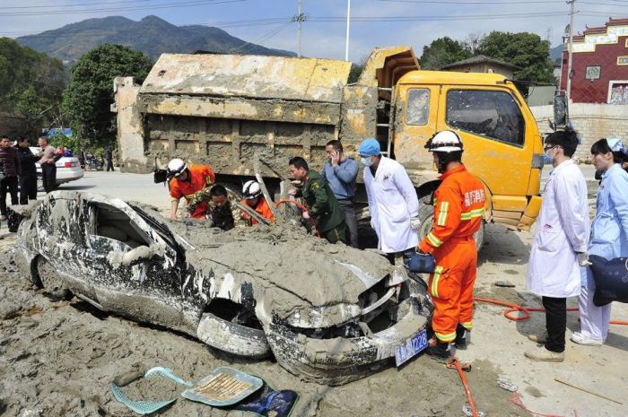 Chinese Woman Survives a Terrible Crash (9 pics)