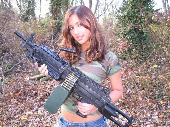 Girls and Guns (65 pics)