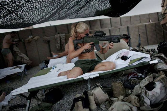 Girls and Guns (65 pics)